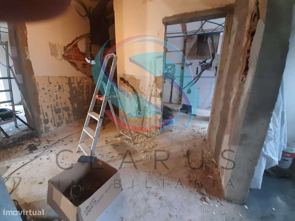 APARTAMENTO T2 EM REMODELAÇÃO TOTAL - TORRE DA MARINHA-8