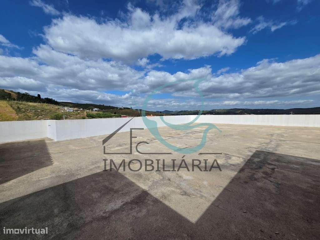 EXCLUSIVO - Excelente moradia de 2 pisos, com licença AL-44