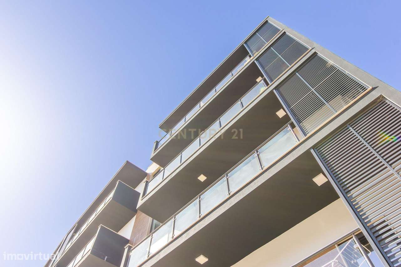 Moderno apartamento T3, com parqueamento e varandas em Santo António d-23