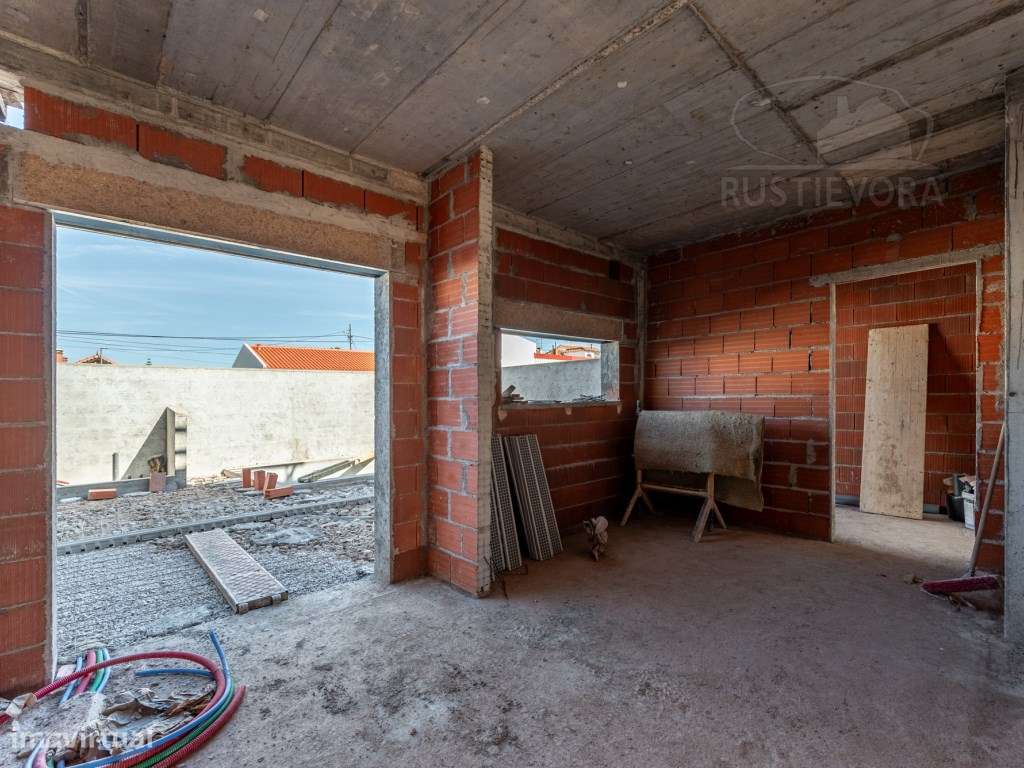 Moradia geminada com logradouro e dois lugares de estacionamento-5