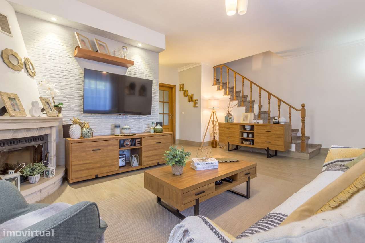 Moradia geminada de tipologia T3 com piscina, garagem e jardim-10