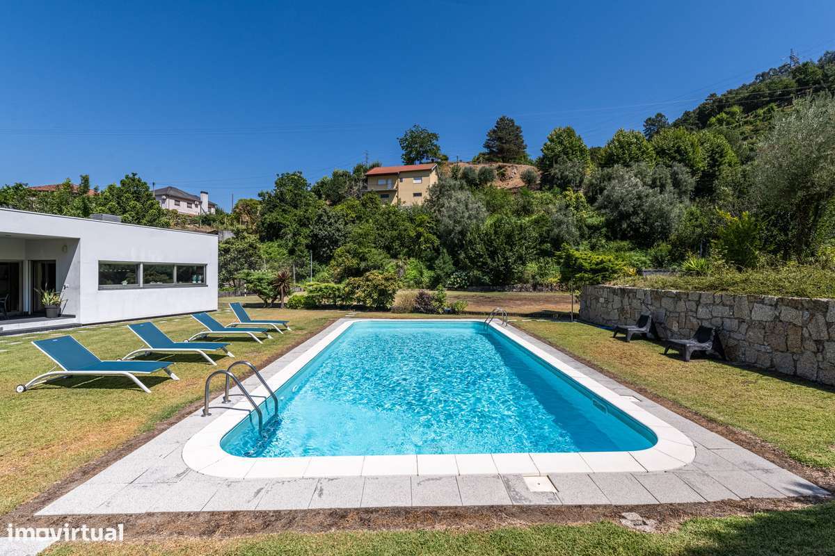 Moradia T3+1 térrea com piscina, campo de futebol e amplo jardim - Grande imagem: 4/53