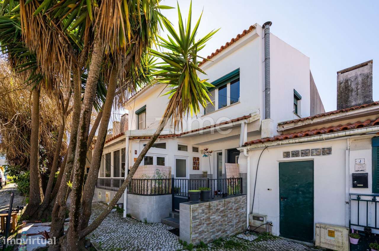 Moradia com sótão, logradouro e atelier nas Caldas da Raínha - Grande imagem: 4/47