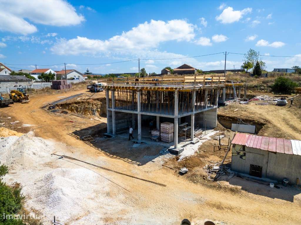 Moradia T4 moderna em construção com piscina em Évora de Alcobaça-9