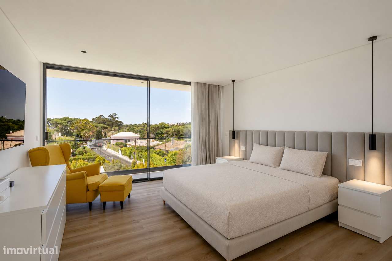 Moradia T4 contemporânea com jardim e piscina no bairro da Martinha, E-5
