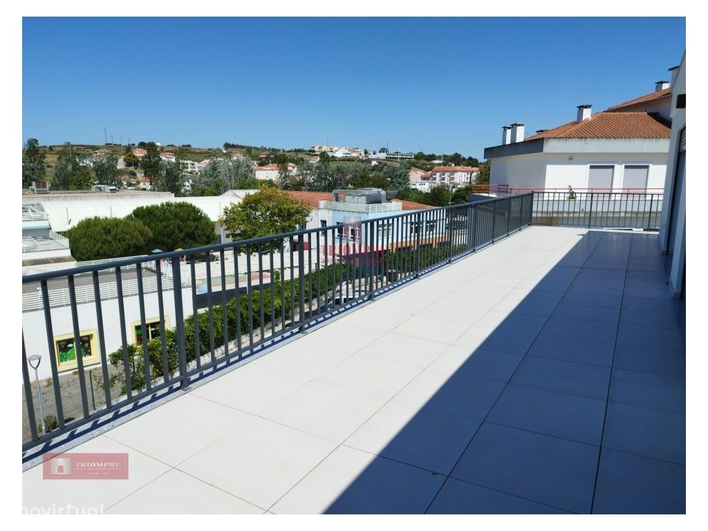 Penthouse T3 Nova Garagem Terraço, Centro Lourinhã