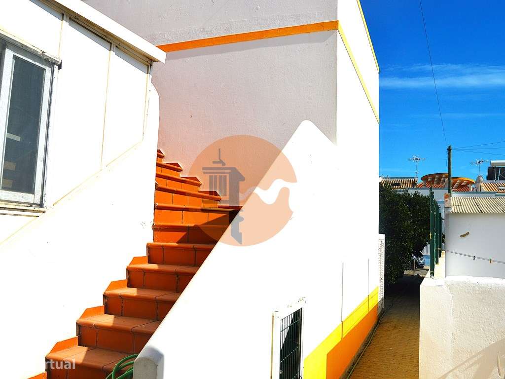 Prédio com restaurante e apartamento - Grande imagem: 4/25