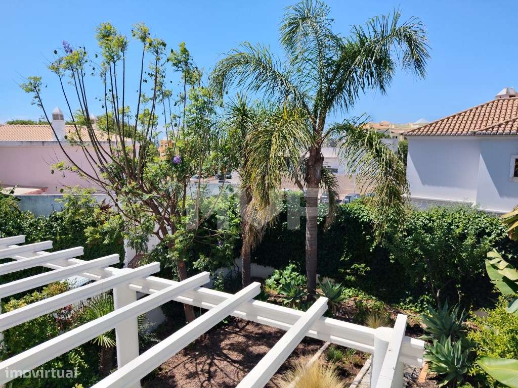 Moradia V3+1 com jardim em zona tranquila de Albufeira-14