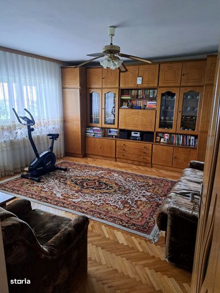 Vând apartament 4 camere Odobesti