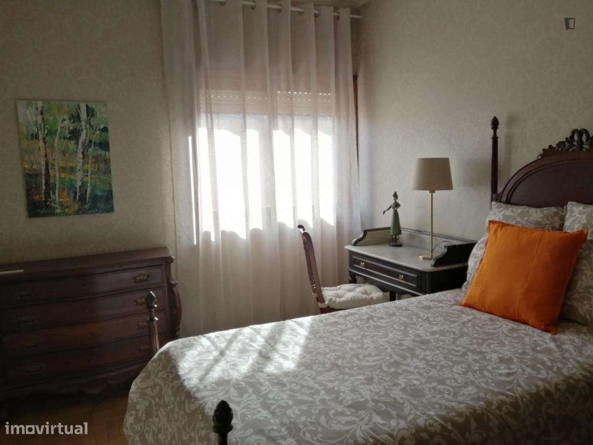 Quarto - localizado em Valongo Porto - Grande imagem: 4/10