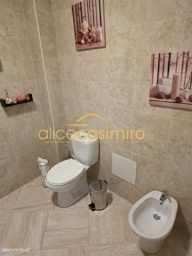 Moradia T4 - boas áreas- excelente estado!-8