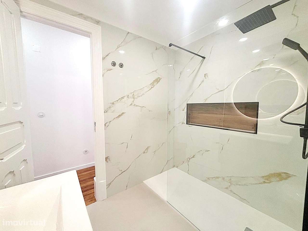 T3 totalmente remodelado com varanda na Av. General Roçadas!-16