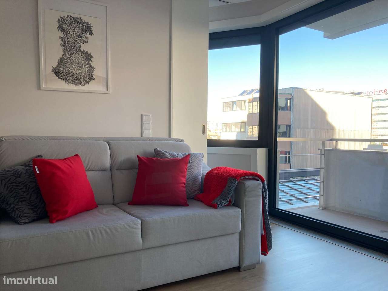 Apartamento T1 mobilado na Avenida da Boavista com lugar de garagem - Grande imagem: 3/13