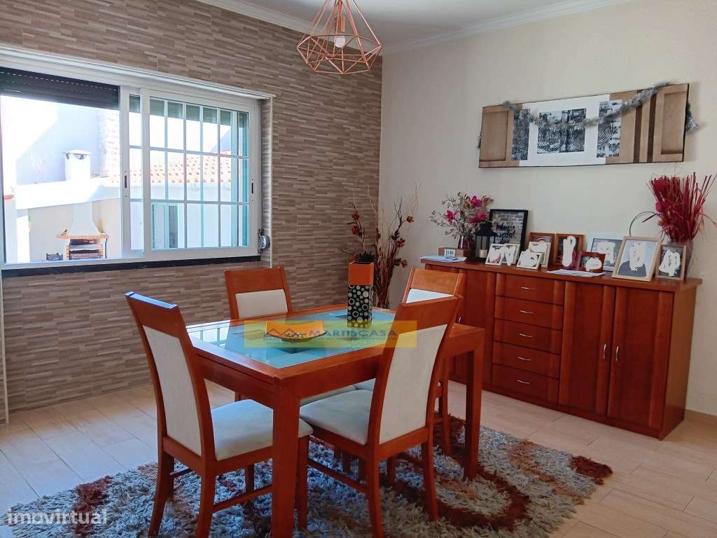 Moradia T4 totalmente remodelada, garagem, sotão e espaço exterior,...-10