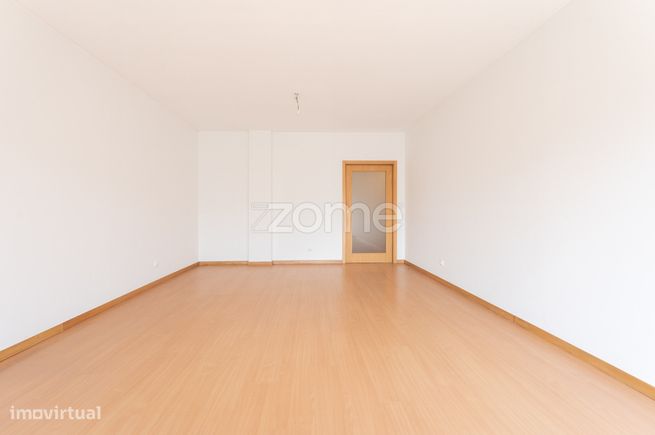 Apartamento T3 com duas varandas, garagem e arrumos, Maia-12