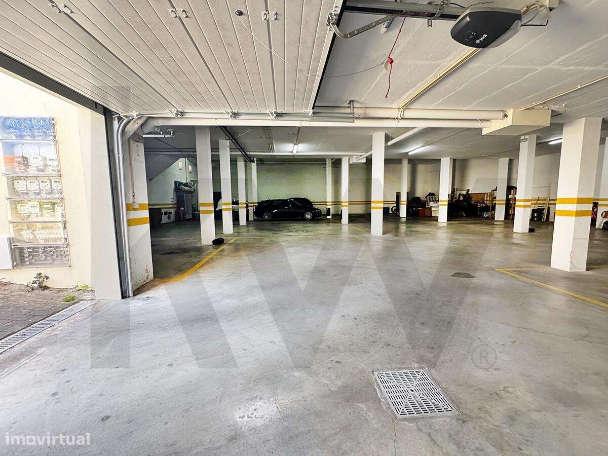 T1 junto à Praia de São Julião | 70 m2 + 42 m2 de pátio | Garagem para-23
