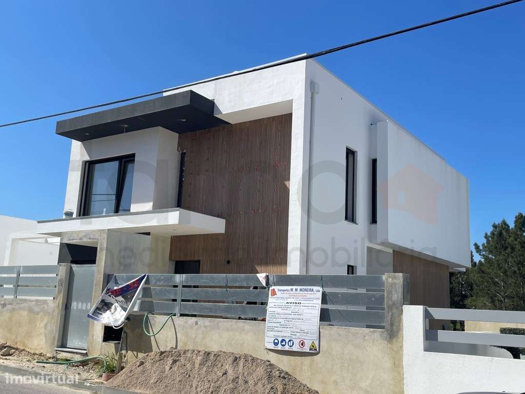 Moradia T3 com jardim e piscina em zona residencial tranquila-51