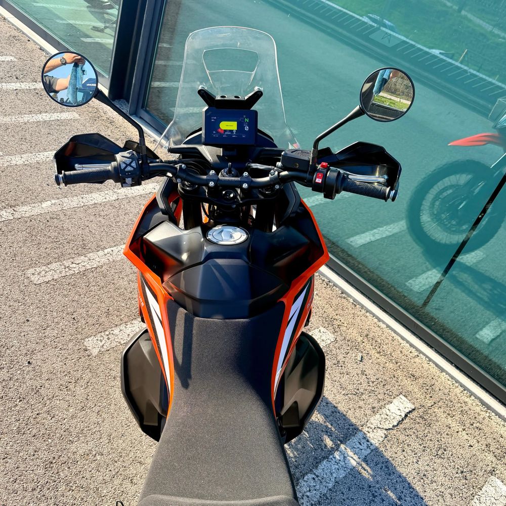 KTM 890