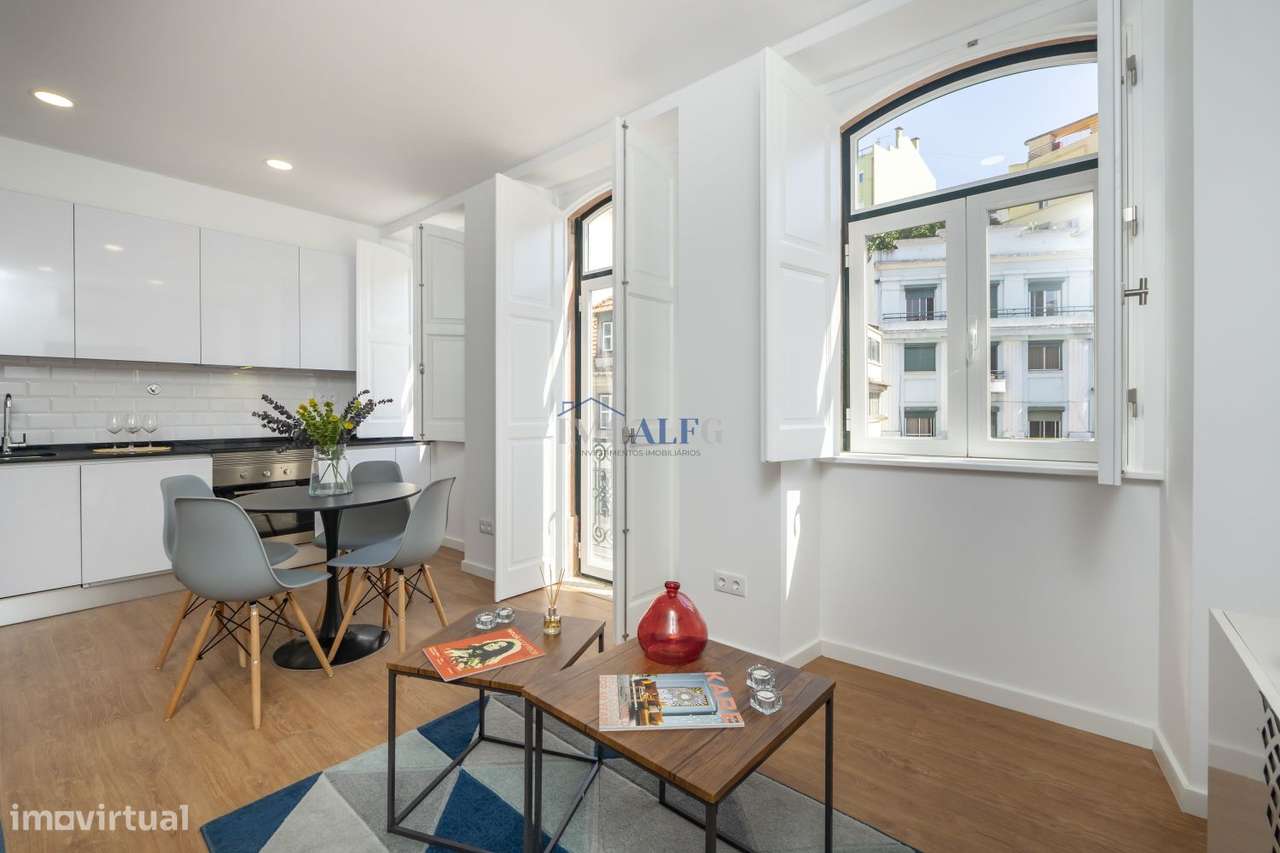 Apartamento T2 remodelado, mobilado com duas varandas - Grande imagem: 4/35