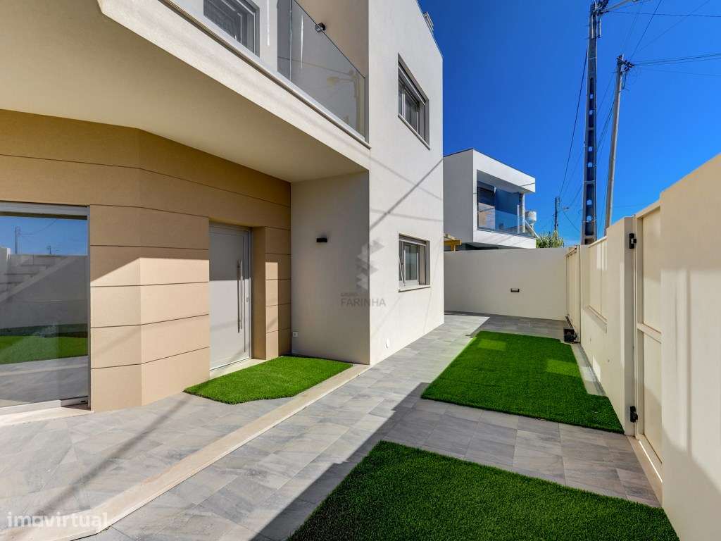 Moradia T3 Isolada NOVA, localizada em Matos Cheirinhos, com linhas... - Grande imagem: 4/31