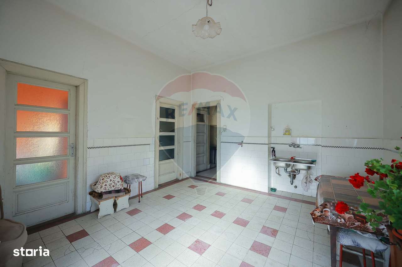 Casă Evreiască de Vânzare, Singur în Curte în zona Ultracentral-17