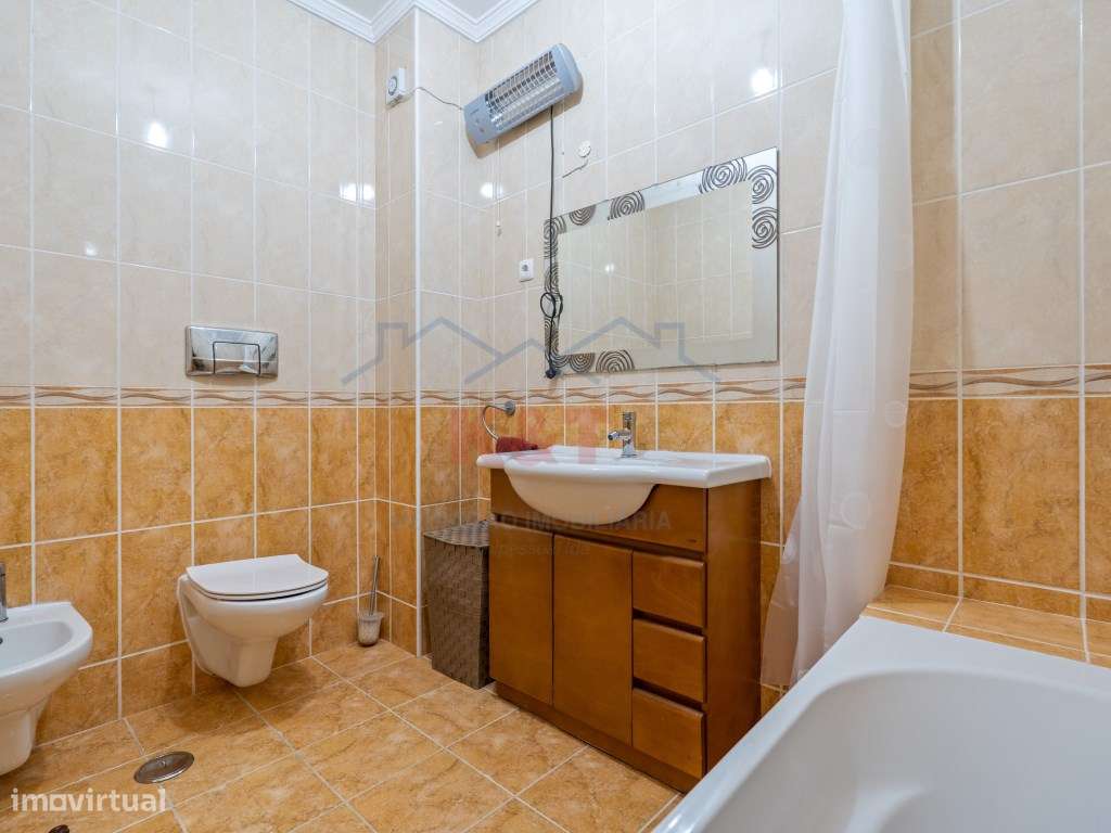 Apartamento T3 boas varandas com 2 lugares de garagem, bastante cen...-23