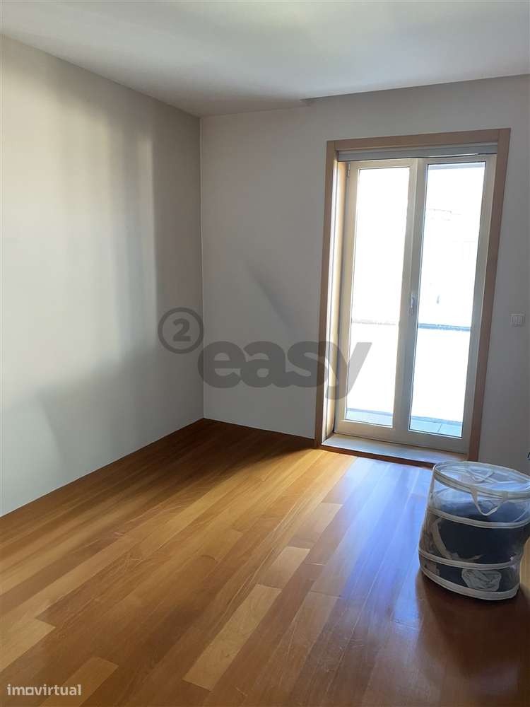 MORADIA EM BANDA T4 COM JARDIM-18