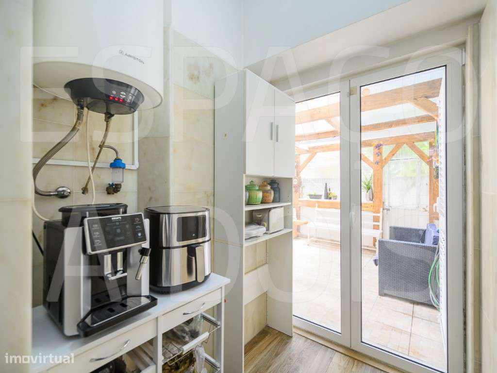 Amadora Centro | T3 Remodelado com 2 Suites e um Fantástico Logrado...-24