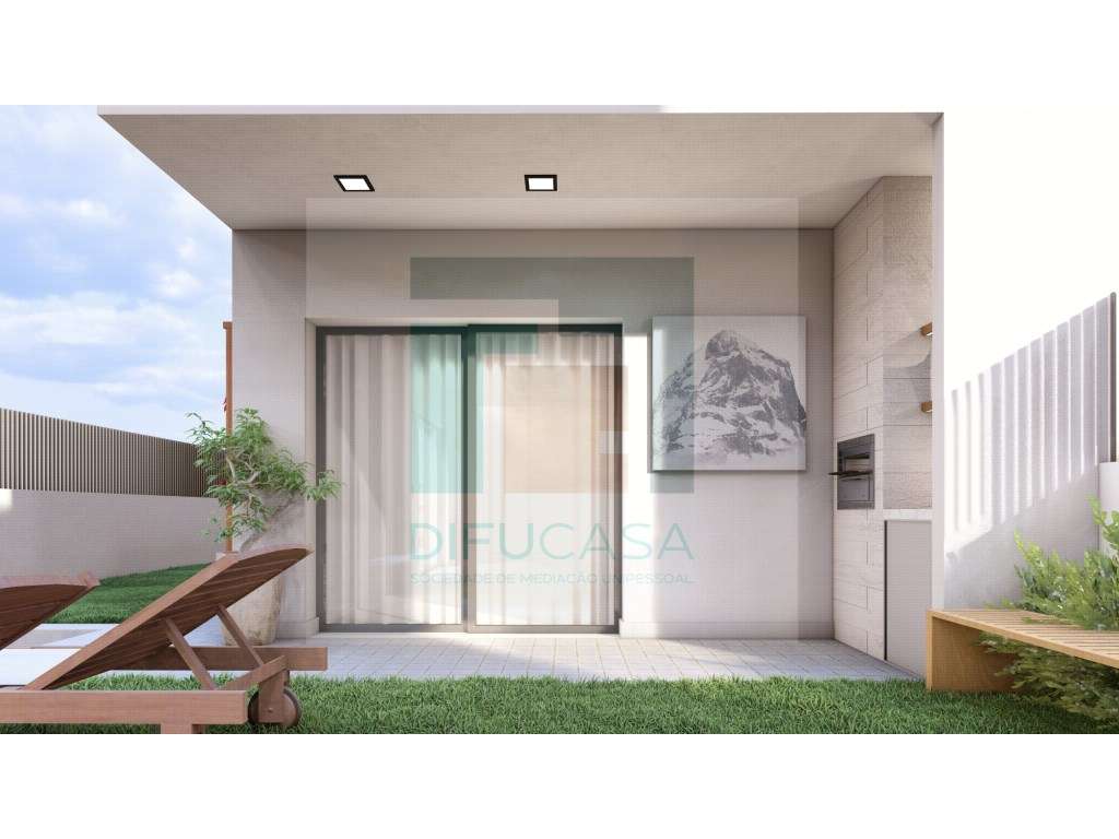 Moradia Geminada T3+1 com 2 Suítes-9