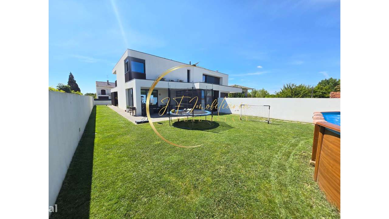 Moradia T4 de Luxo com Jardim-20