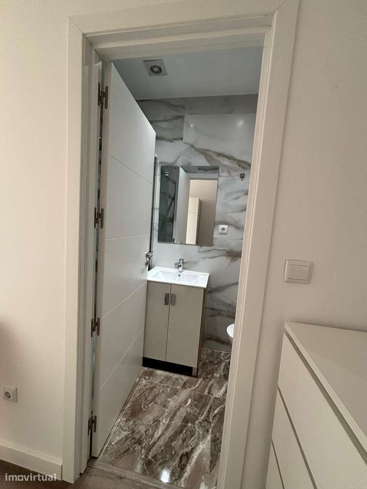 Quarto, Coimbra (Sé Nova, Santa Cruz, Almedina e São Bartolomeu), Rua da Sofia - Grande imagem: 4/17