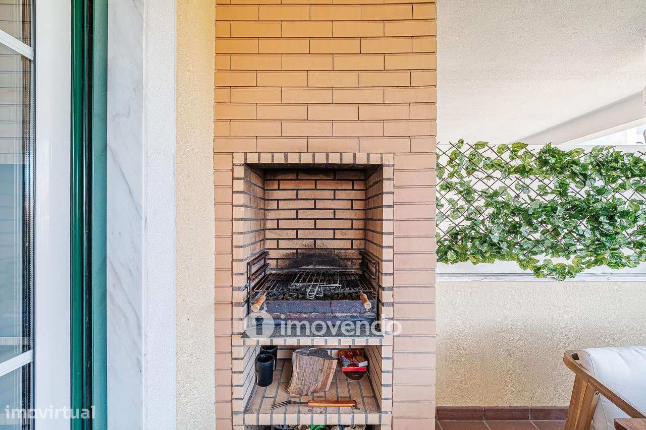 Apartamento T3 com garagem, em condomínio com piscina, em Bicesse-18