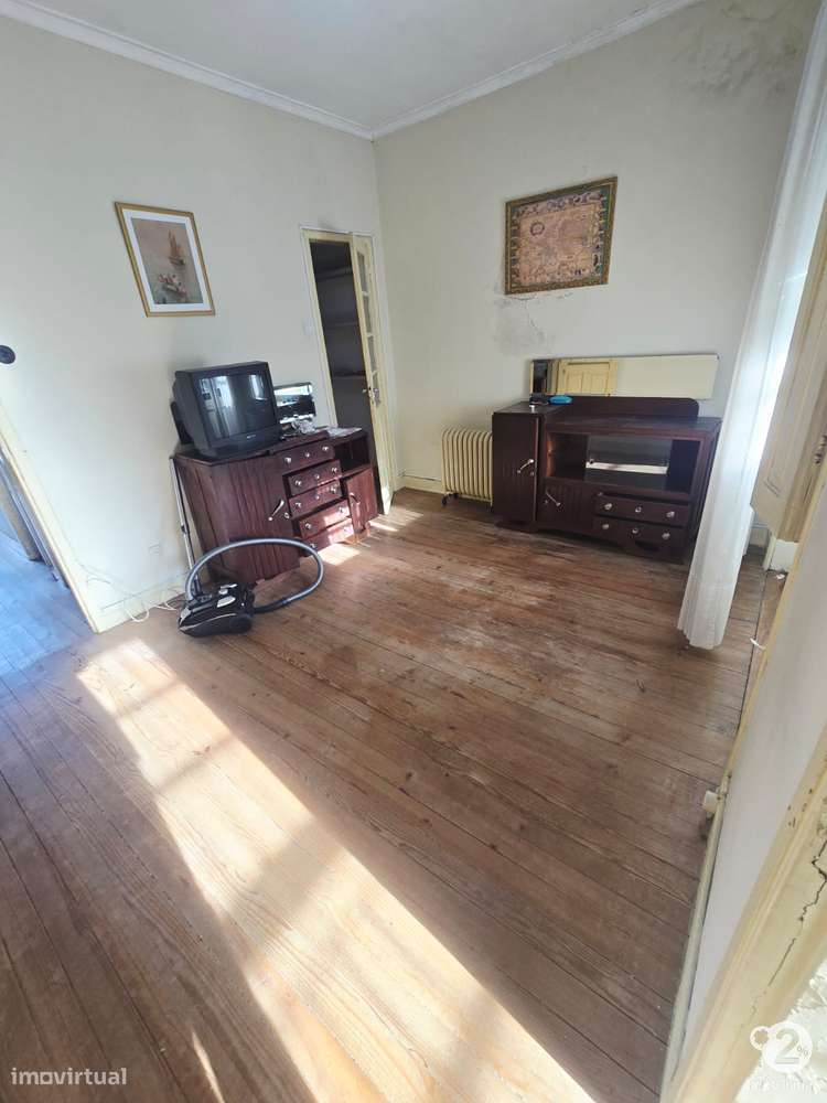 Moradia V3 no Porto perto do Parque Nascente ( para recuperar )-9