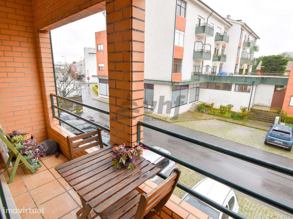 T2 espaçoso com varanda, garagem e excelente exposição solar-7