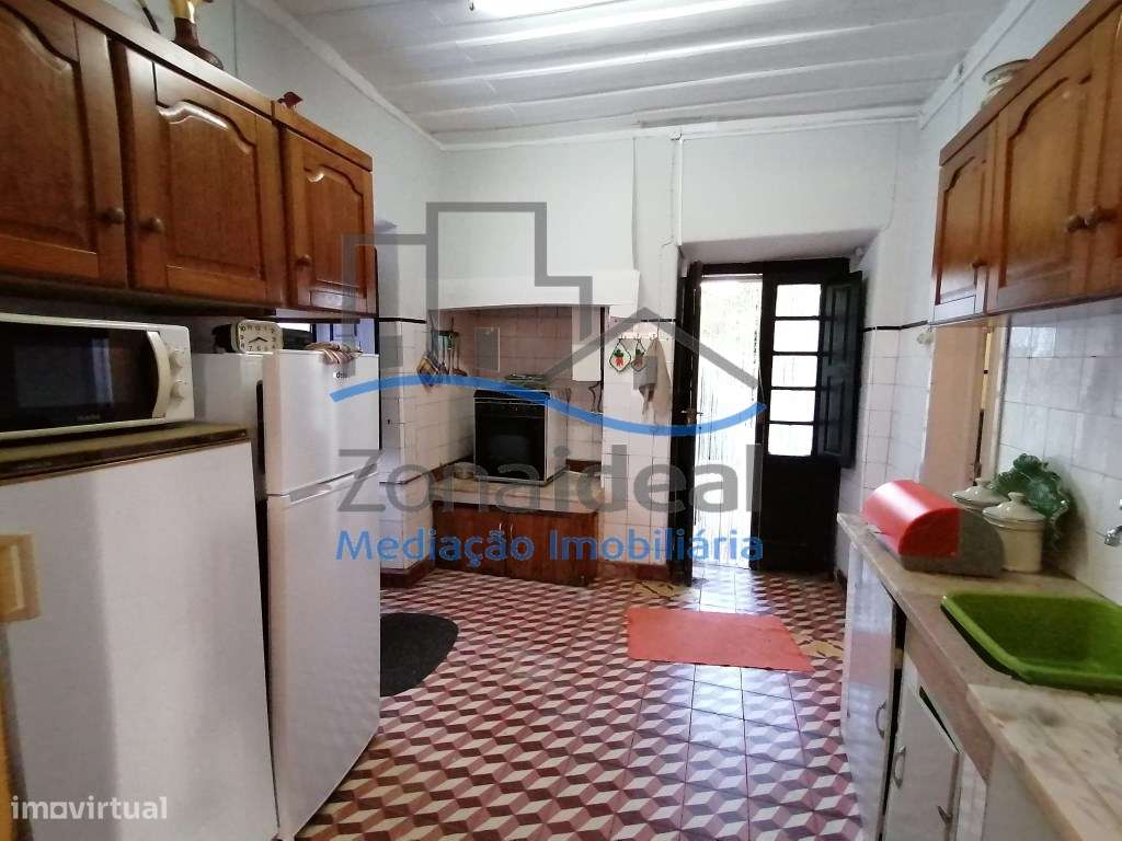 Moradia com dois pisos, nove divisões, anexos, garagem e logradouro...-5