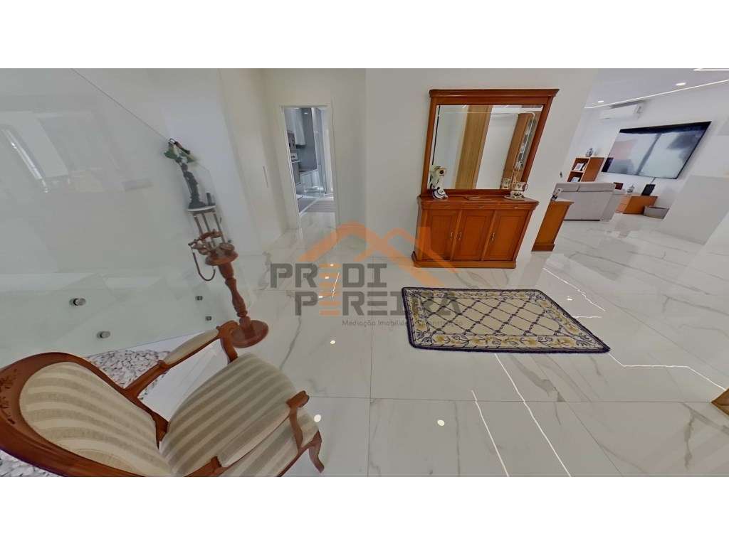 Moradia T3, situada no Casal da Silveira, em Famões-17