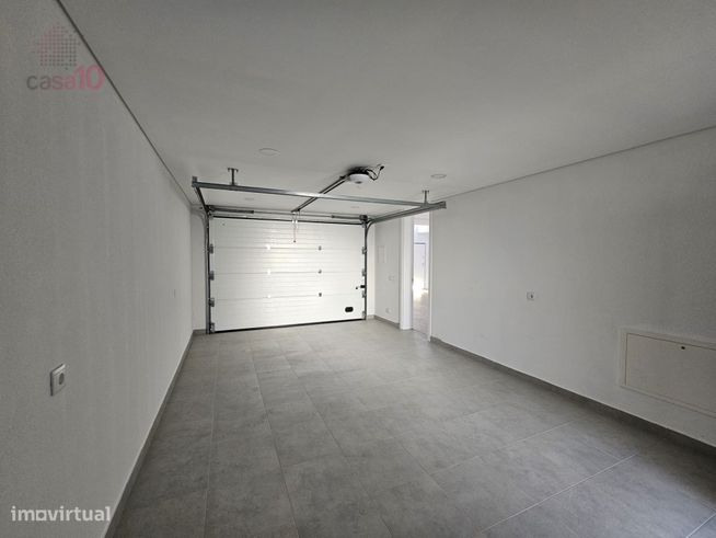 Moradia com piscina, a estrear, para venda em Azeitão-16