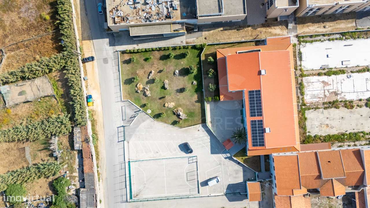 Prédio com PIP aprovado para 8 apartamentos em Peniche - Grande imagem: 2/19