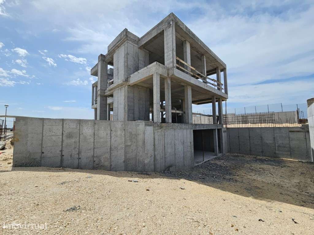 Moradia isolada com piscina apenas a 400 m da praia-16