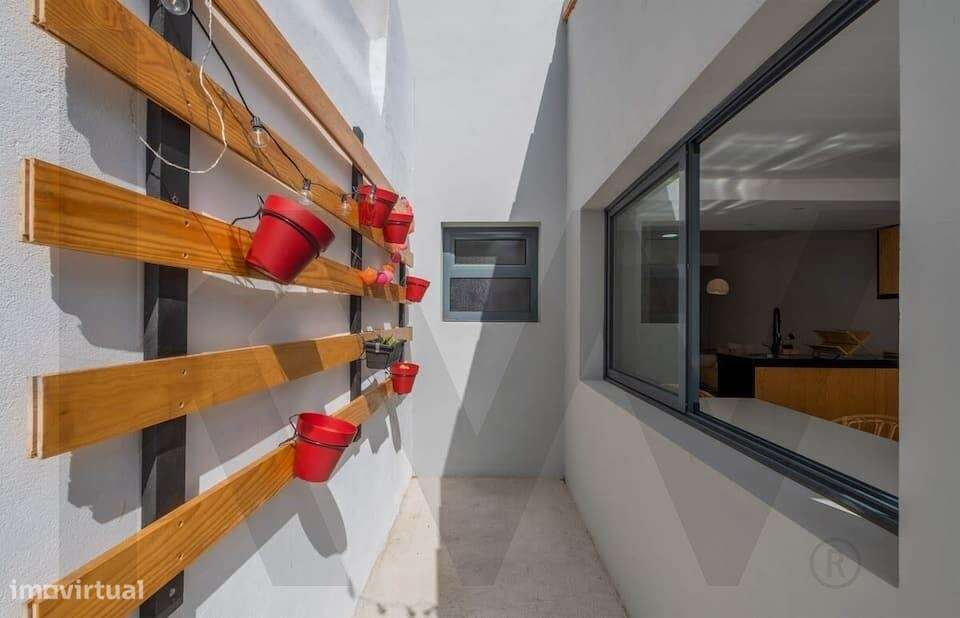 Moradia T5 com Licenciamento de Alojamento Local no Centro de Ponta De-19