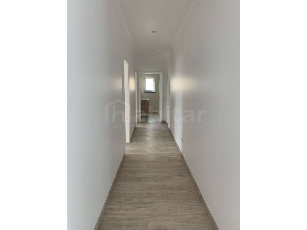 Moradia NOVA com Garagem e Piscina-5