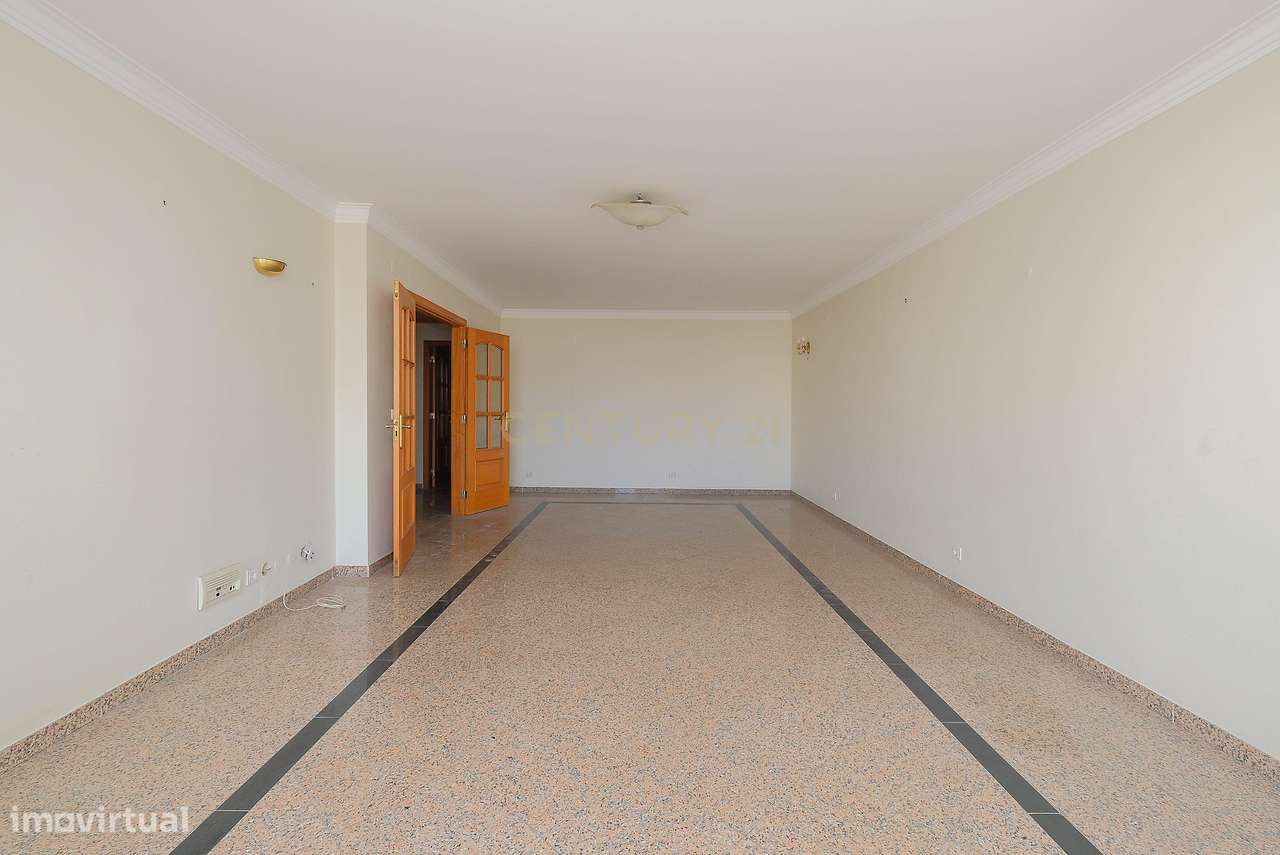 Apartamento T3 luminoso na Parede com varandas, garagem e arrecadação-4