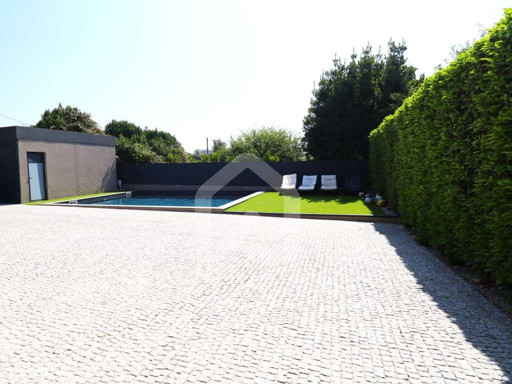 Moradia individual T4+1 com piscina, em Esmeriz-32