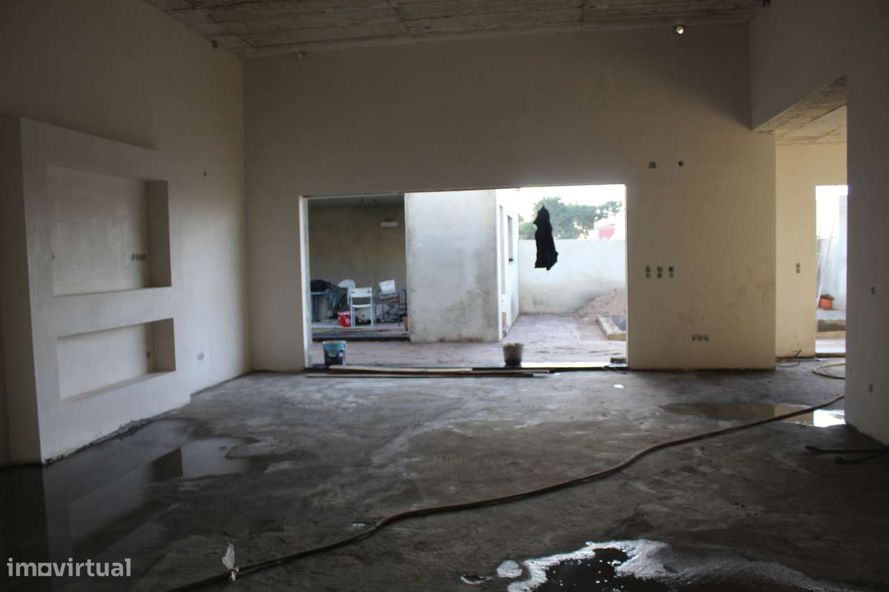 Moradia isolada com piscina e garagem em Azeitão-8