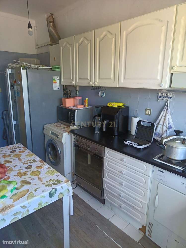 T3 com Sótão Amplo e Potencial para Duplex — Torre da Marinha-10