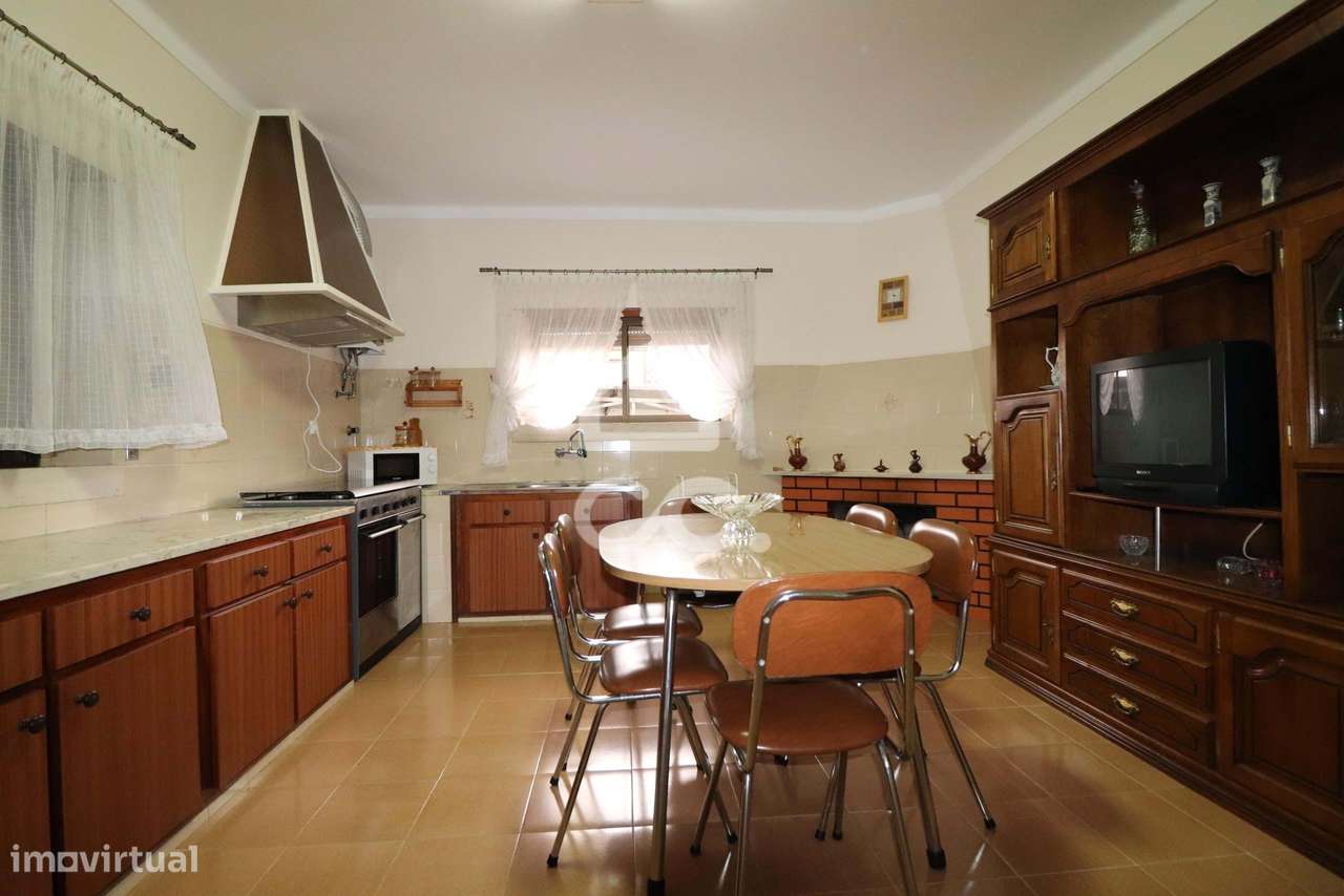 Fantástica moradia de 3 pisos com terreno e anexo no centro da vila de - Grande imagem: 5/35