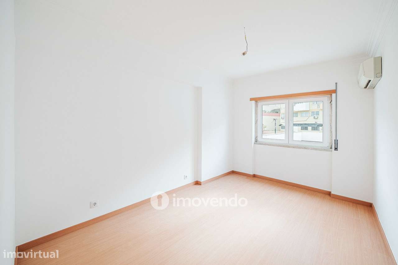 Apartamento T3, com terraço e arrecadação, em Mem Martins-17