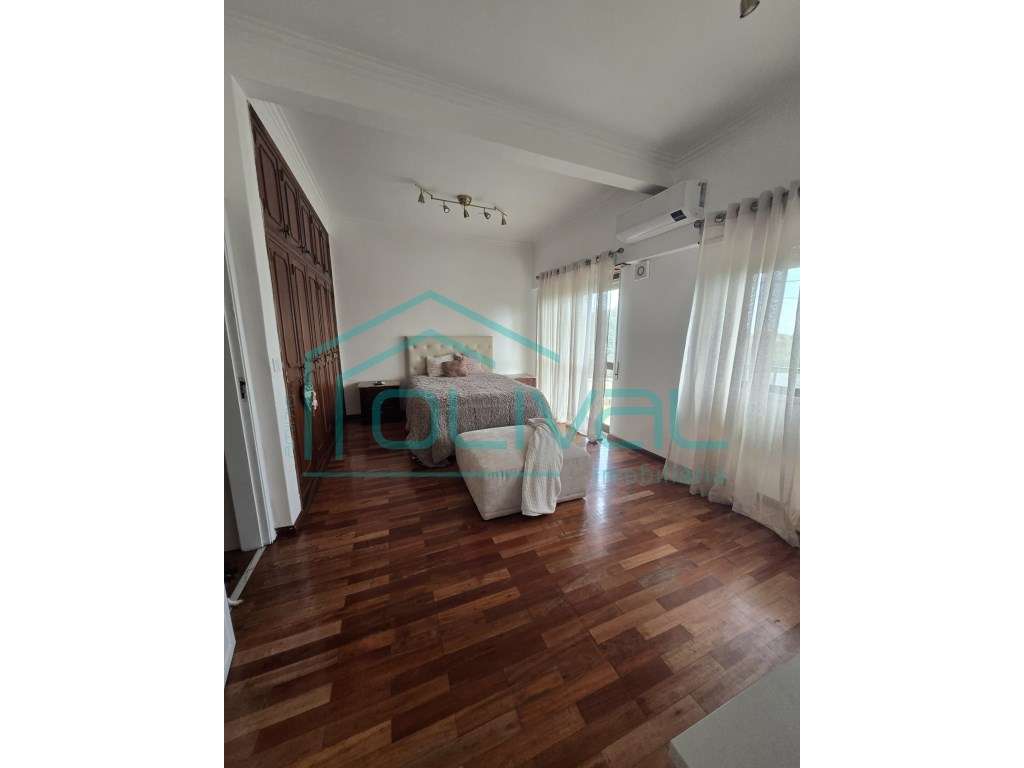 Apartamento T4 com terraço e arrecadação-20