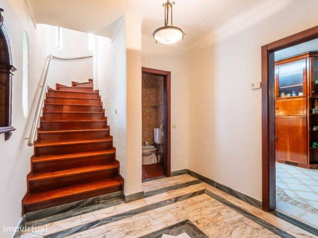 Moradia 5 quartos (V4+1) estilo tradicional com piscina perto do ce...-17