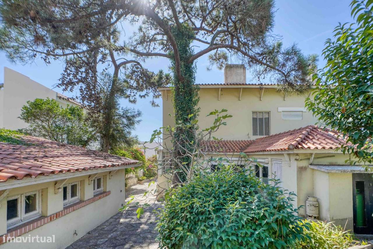 Moradia para recuperar no centro do Estoril, com piscina e vista mar-9